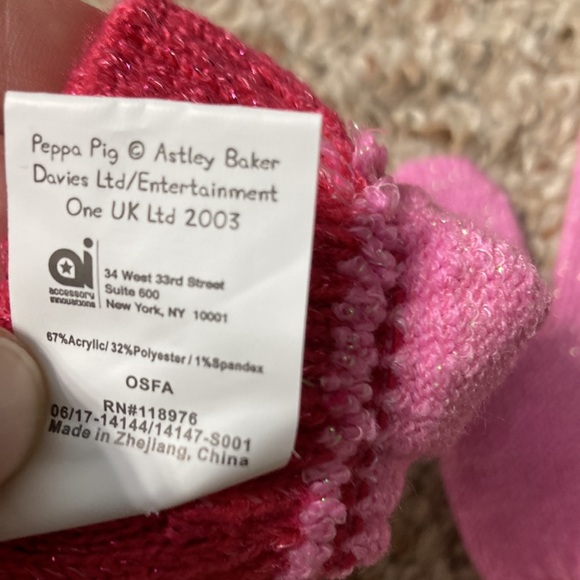 Peppa Pig hat and mitten set - Picture 6 of 7